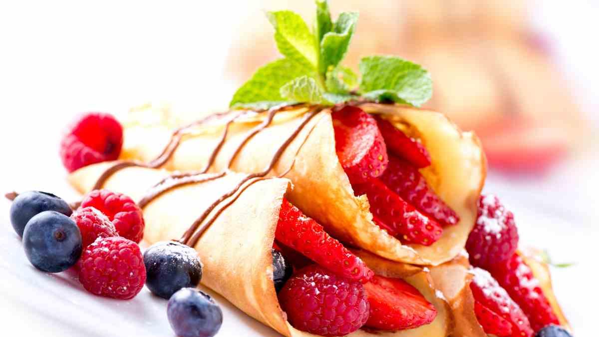 Crepas de queso con frutos rojos para el desayuno dulce, ¡al estilo bistró!