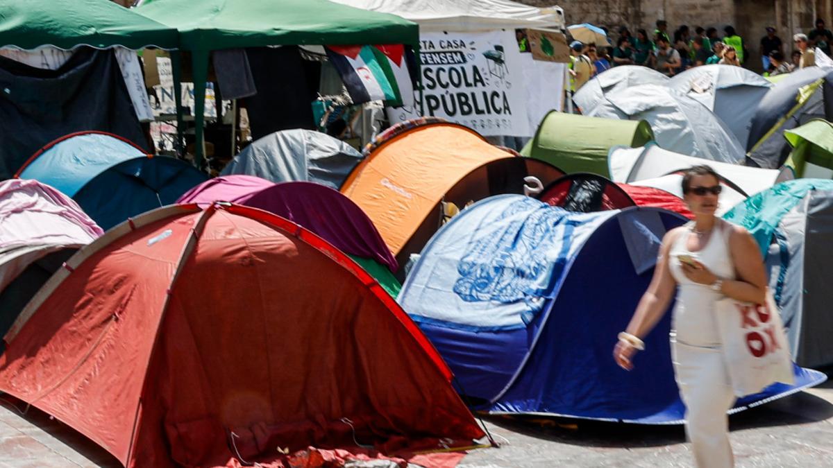 La acampada de docentes aguanta en el corazón de València: "Queremos resistir, no molestar"