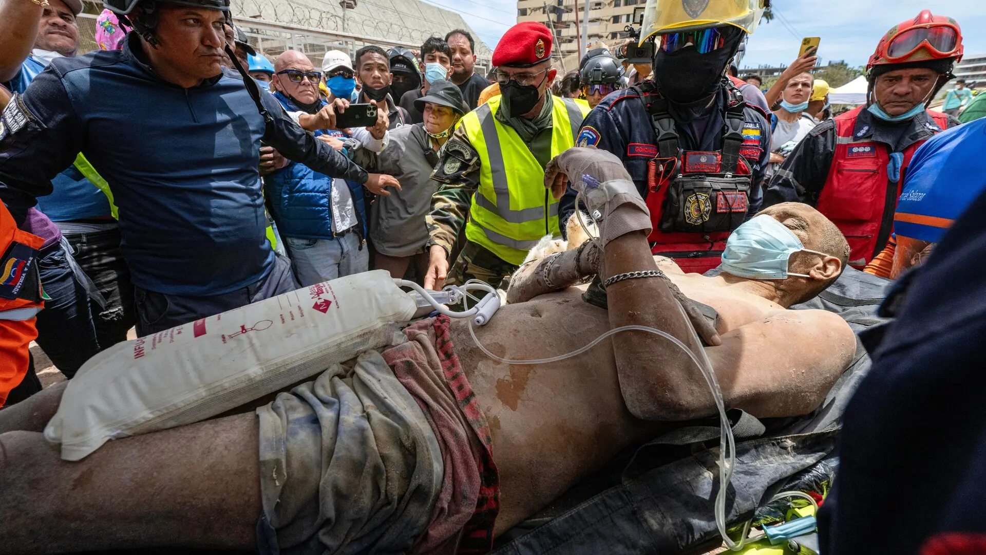 Salvan a un padre y a su hijo cuatro días después de los terremotos en Venezuela