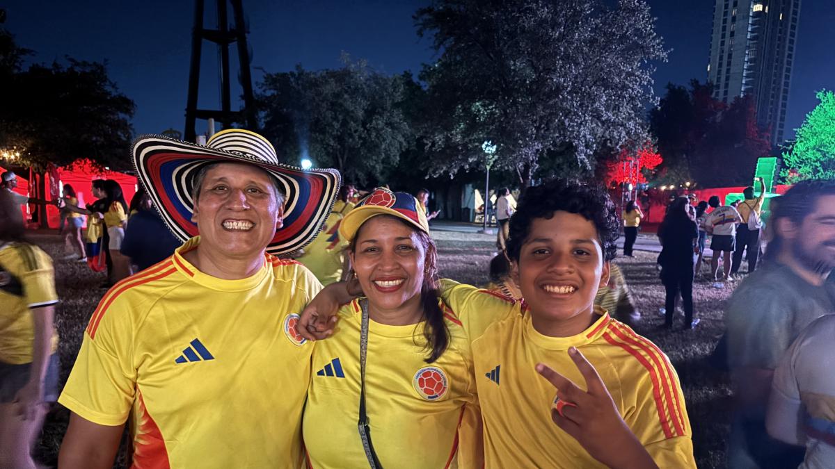 Fiesta colombiana invade el Ángel de la independencia en CDMX