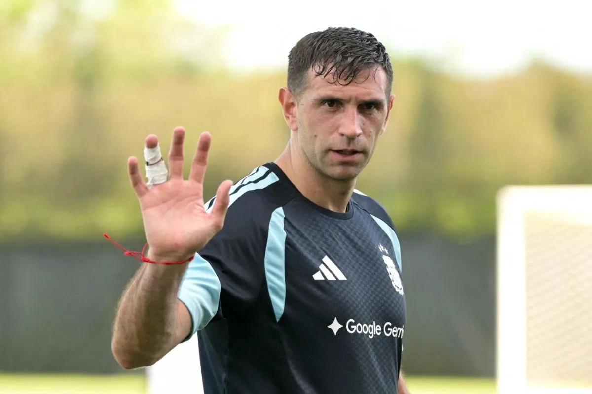 El gesto de Dibu Martínez en el entrenamiento que encendió las alarmas en la Selección