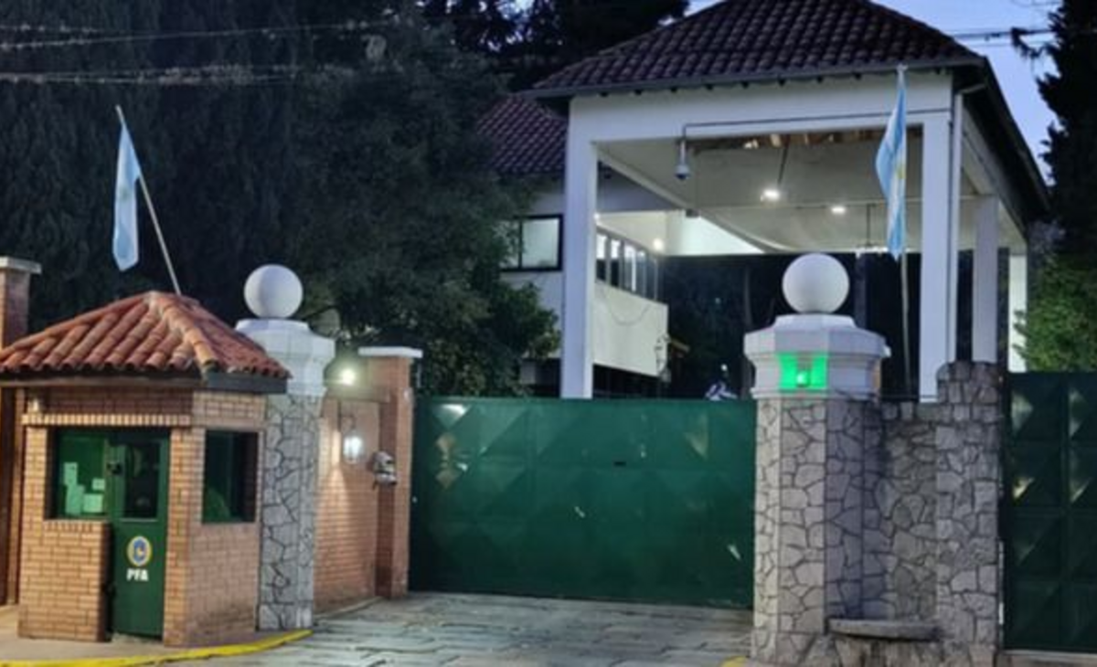 Milei y Adorni definen la salida de la Jefatura de Gabinete