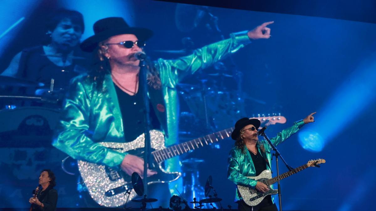 Fher de Maná recibe un prenda femenina en pleno concierto ¿No creerás que fue? Y así reaccionó
