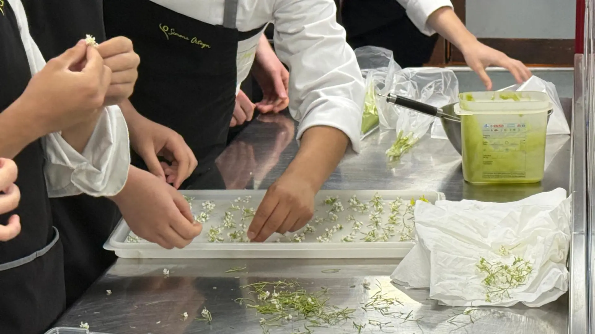 Bacalao y jaramago, pesto de acedera, velouté de collejas... el menú con plantas de Madrid recuperadas por alumnos de FP