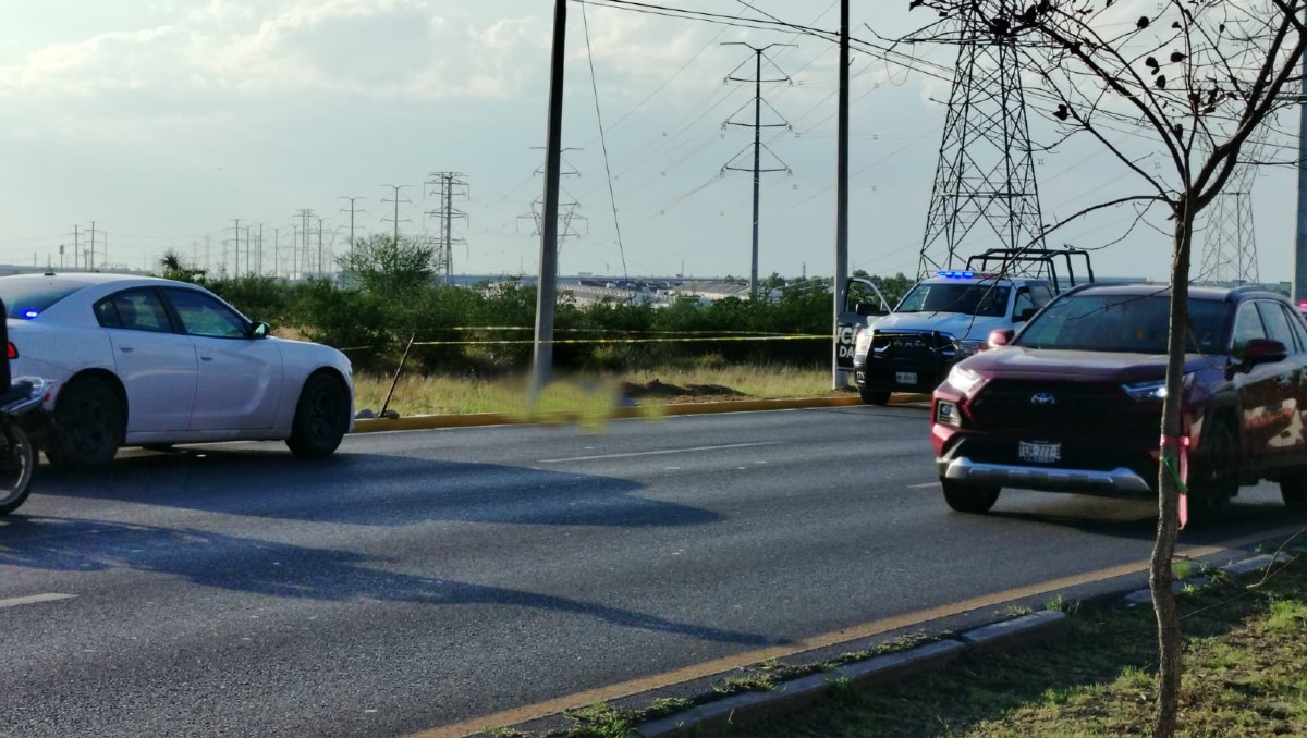 Fallece hombre al caminar sobre autopista al Aeropuerto en Apodaca