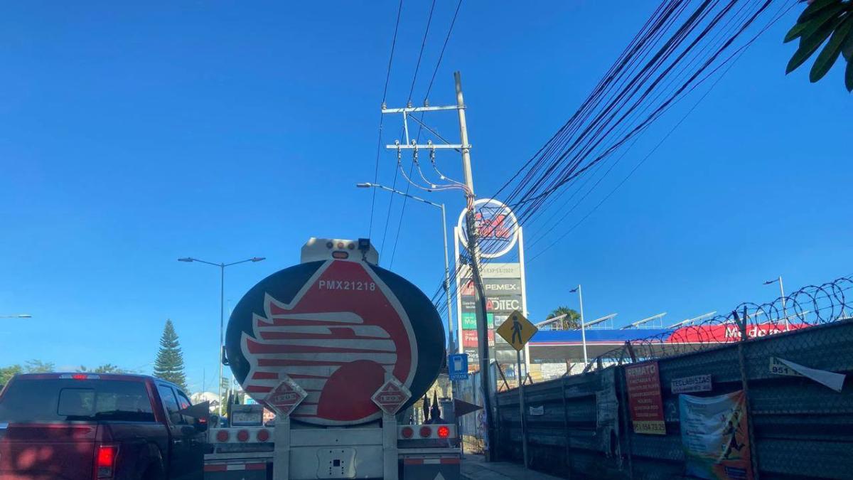 Llevan gasolina a Oaxaca desde Veracruz por rutas alternas ante bloqueo de la CNTE