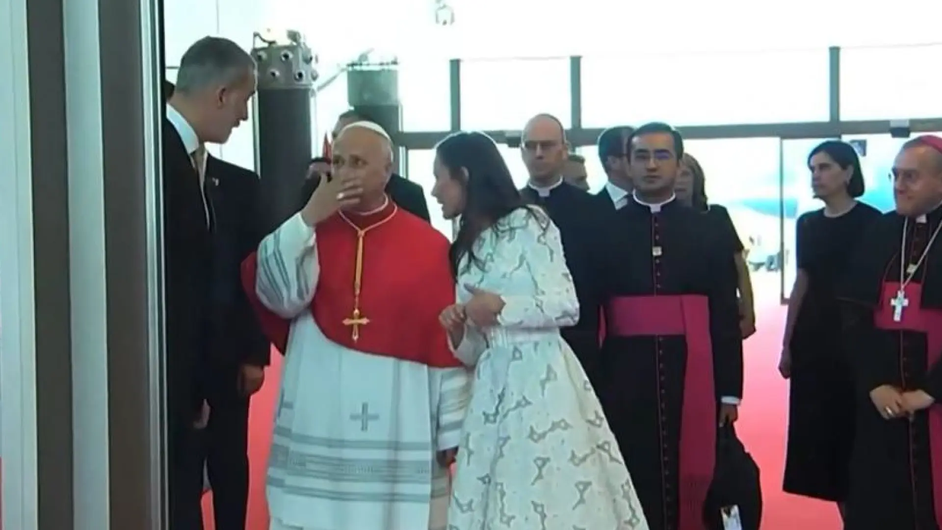 La anécdota del día: León XIV cuenta a Letizia la brecha que se hizo un obispo al chocar con una puerta