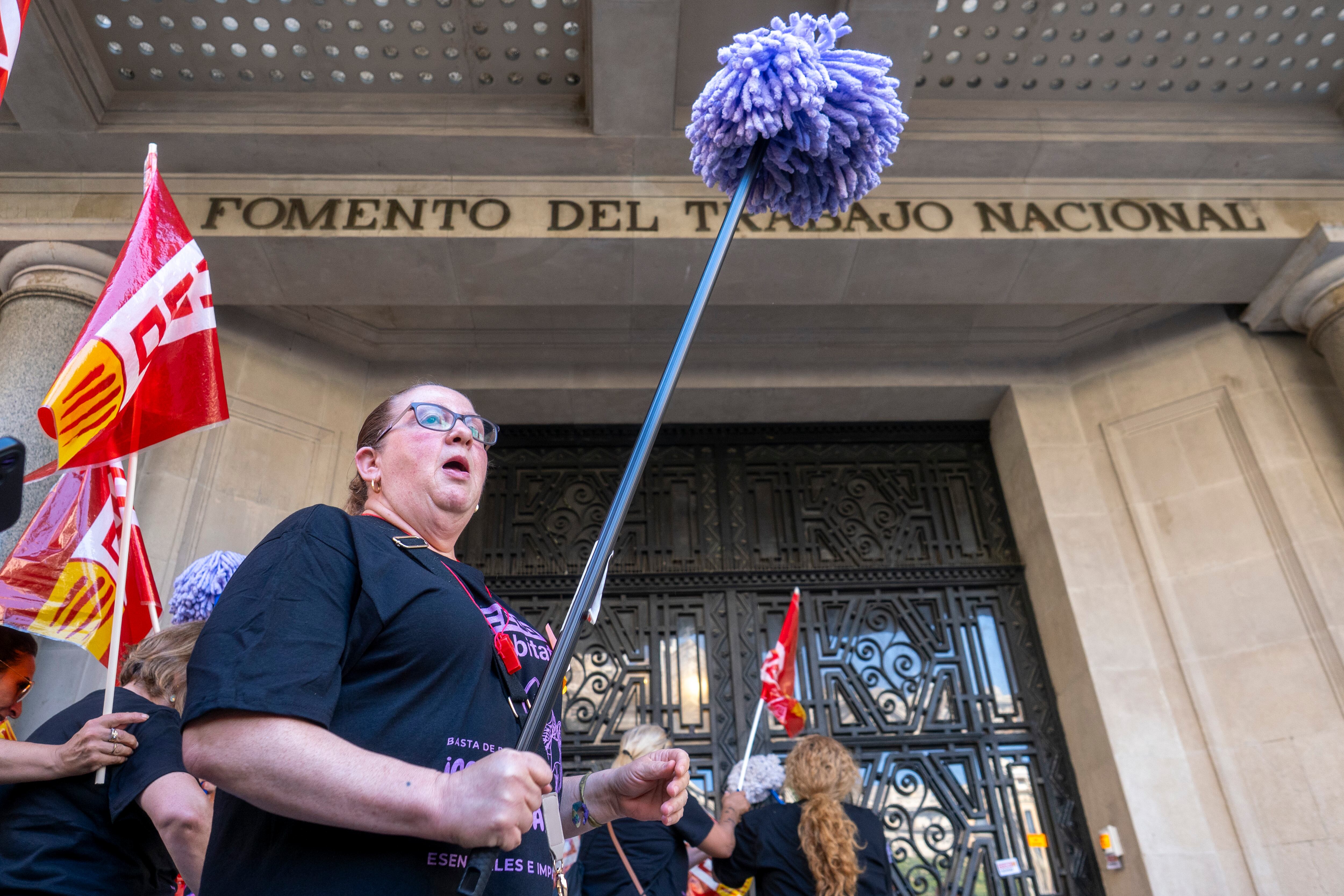 "¡El mocho se cabrea!": las limpiadoras de edificios protestan en 30 ciudades para pedir mejores salarios