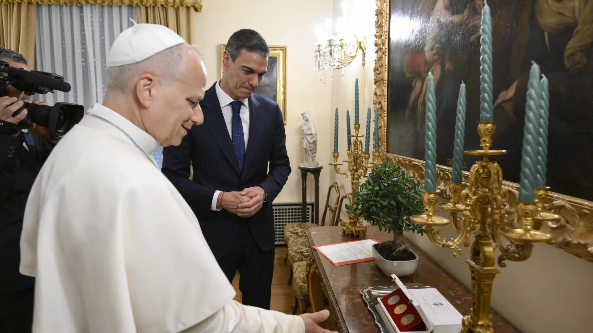 Sánchez le regala al Papa un bonsái y comparte con el pontífice la defensa de las migraciones