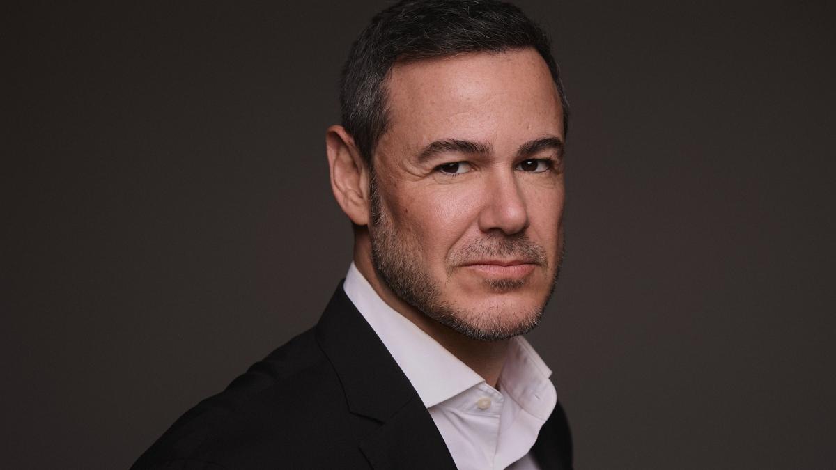 Ivan Labanda, actor: "He tenido un único accidente de moto serio; iba con Elena Gadel de pasajera y nos arrolló un coche que se saltó un semáforo"