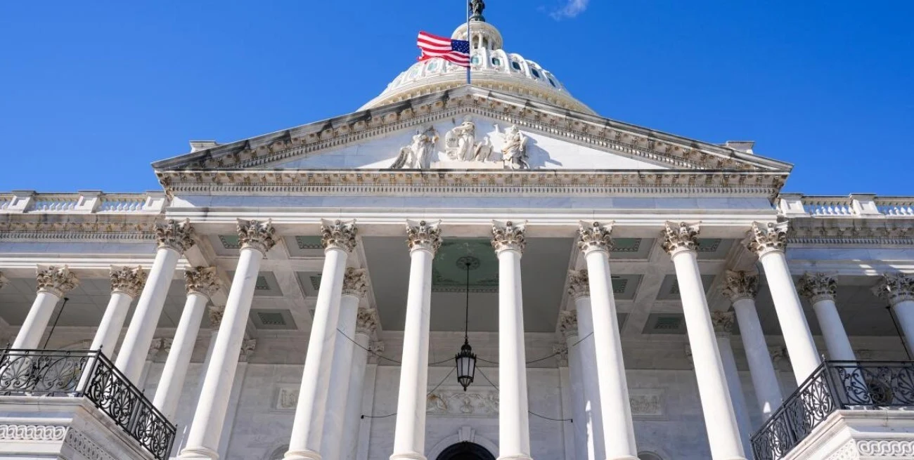 El Senado de Estados Unidos limitó los poderes de guerra de Trump