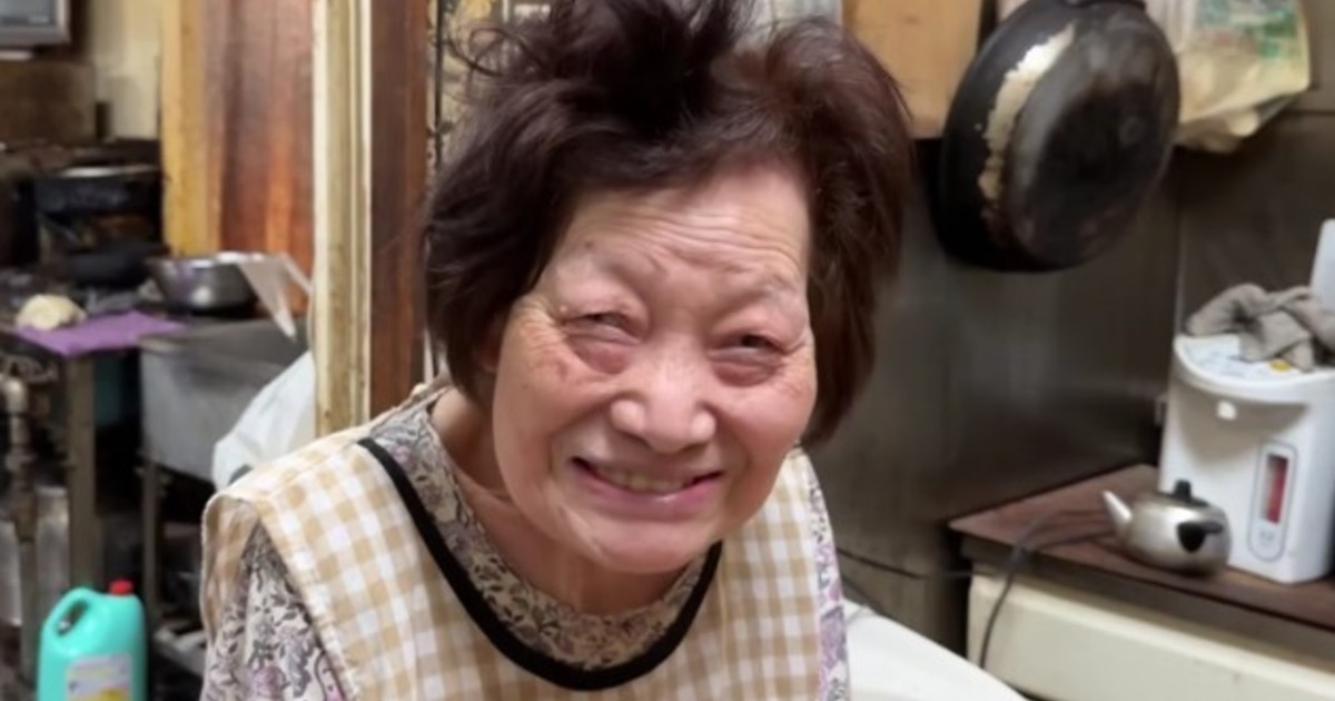 Una abuela de 84 años se despierta antes de la medianoche, mantiene una panadería familiar abierta desde hace 55 años y vende panes baratos hechos a mano: trabaja hasta 20 horas por día para sostener vivo el comercio