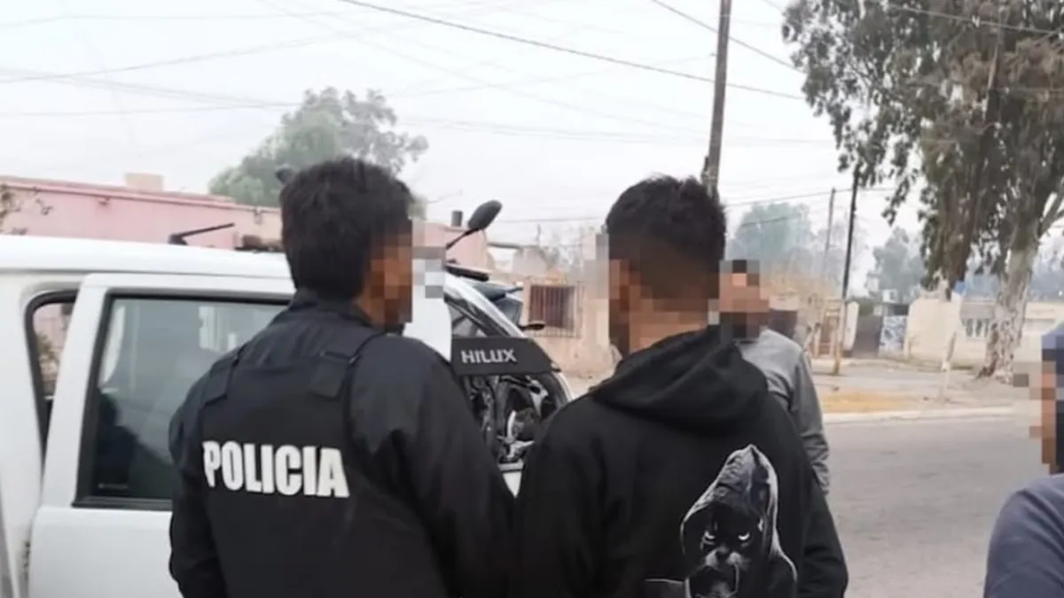 Cayó un falso policía que asaltó a un hombre a punta de pistola: tenía pedido de captura y hallaron droga