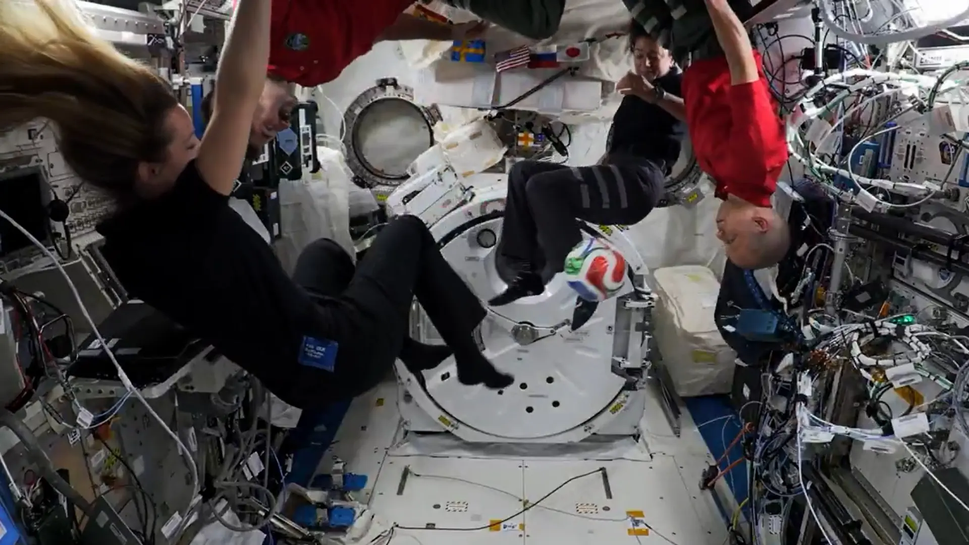 La NASA lleva el balón del Mundial 2026 al espacio: así juegan los astronautas al fútbol en gravedad cero