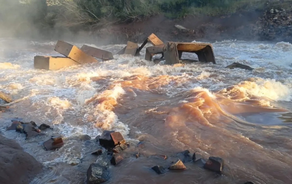 El desborde del arroyo Yabebiry mantiene cerrado el puente provisorio entre Santo Domingo Savio y Mártires