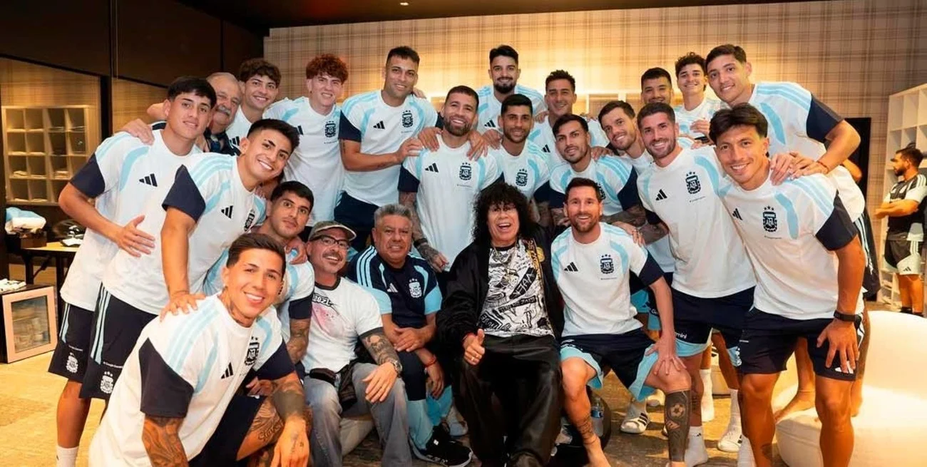 La Mona Jiménez visitó a la Selección Argentina y cumplió el sueño de conocer a Messi