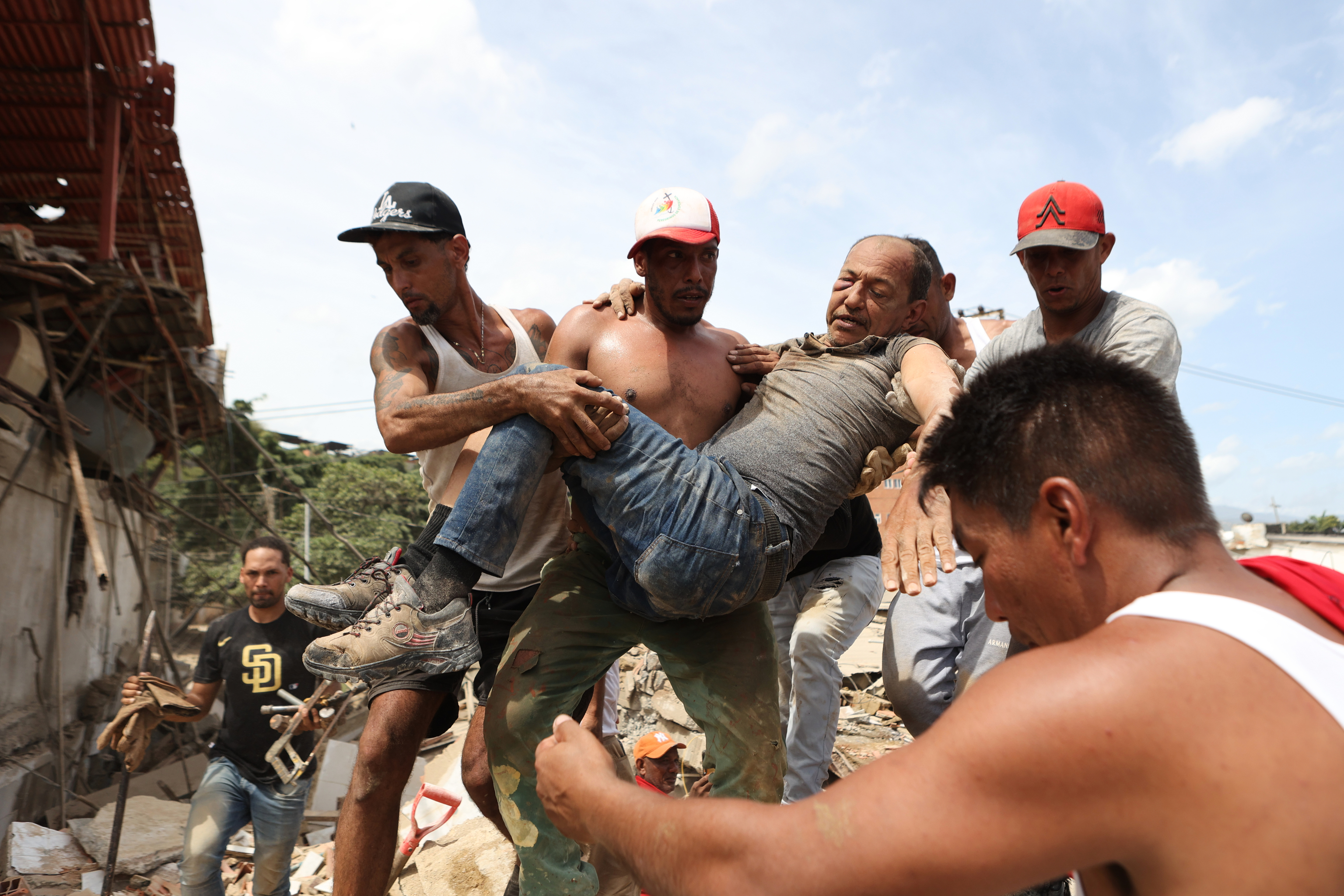 Tres españoles han muerto y 99, entre ellos una familia gallega, no han sido localizados tras los terremotos, con cuatro localizados bajo los escombros