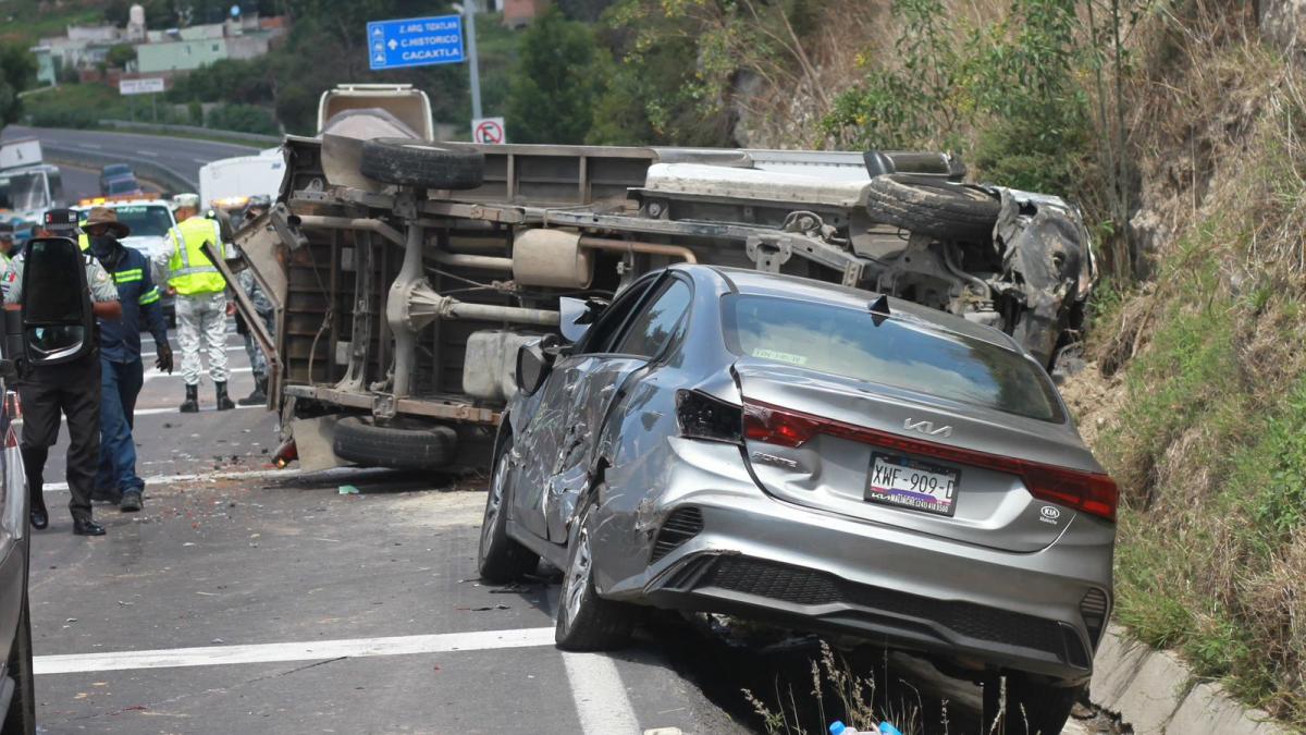 ¡Carambola en Tlaxcala! Tráiler choca contra 5 vehículos en Tizatlán