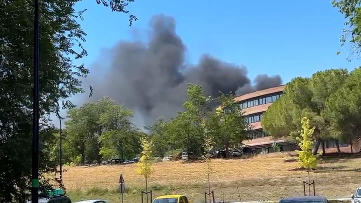 Controlado el incendio en el centro de investigación de la UAB en Cerdanyola del Vallès