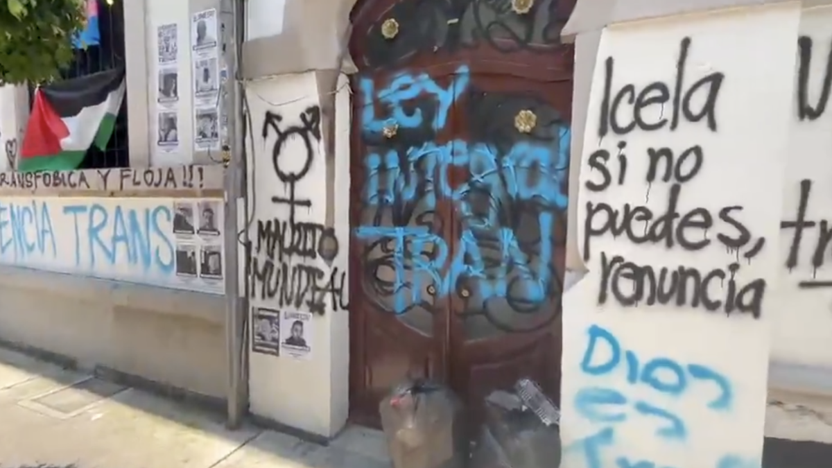 Protesta de comunidad trans deja pintas en edificio histórico de Gobernación