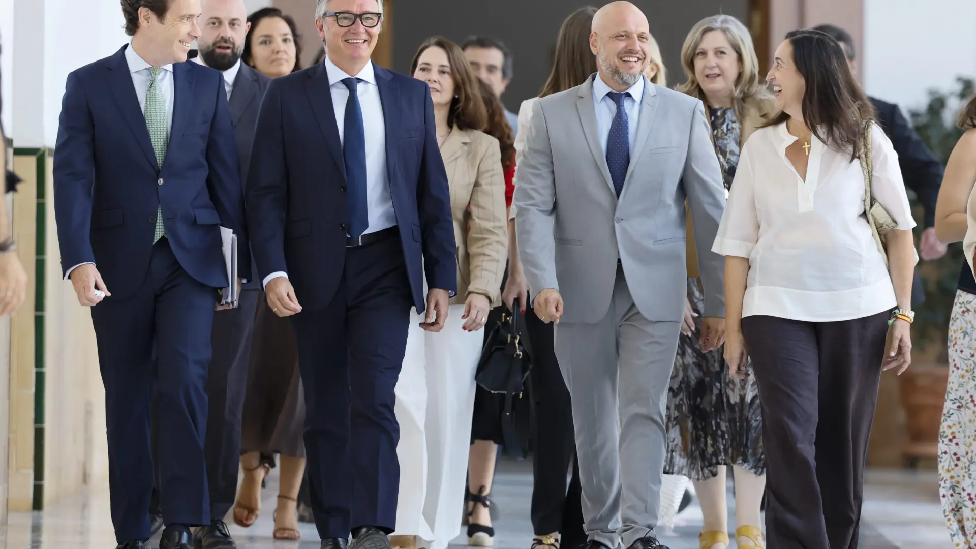 Vox mantiene su rechazo a la investidura de Moreno mientras no haya acuerdo, pero deja una puerta abierta