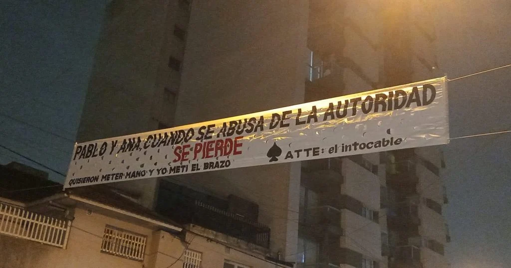 Mensaje anónimo en un pasacalles despertó preocupación en docentes de un colegio privado