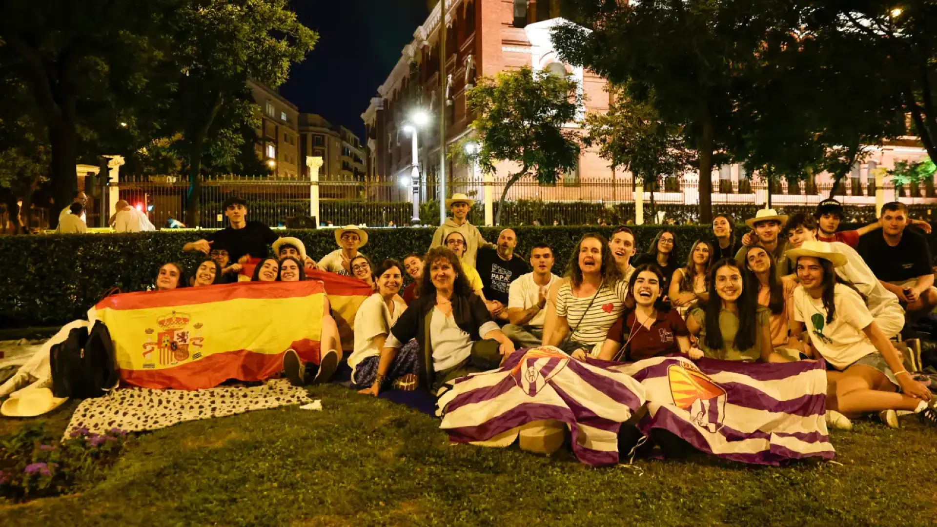 El 'after' de la vigilia papal llena el centro de Madrid de fieles sin ganas de dormir