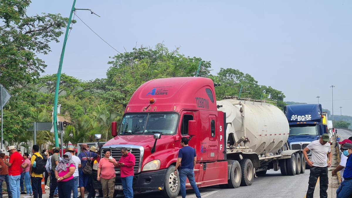 Maestros bloquean accesos a Tuxtla Gutiérrez; padres de familia los respaldan