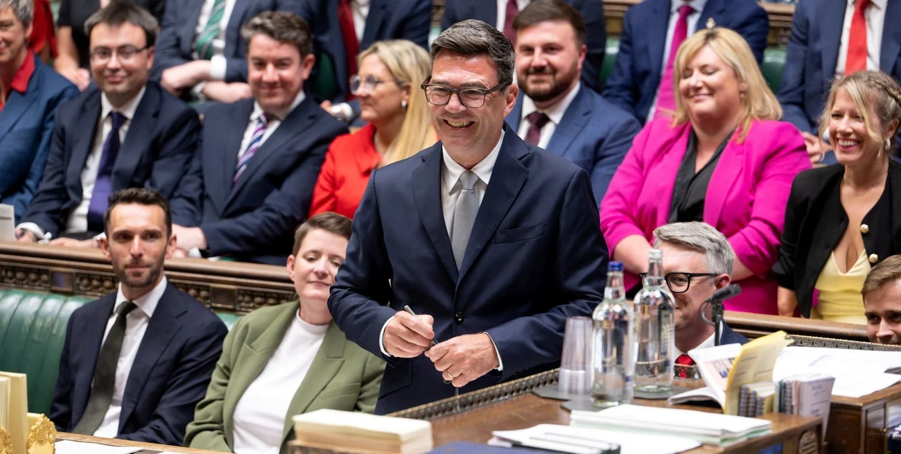 Renunció Keir Starmer y Andy Burnham se encamina a ser el nuevo primer ministro británico