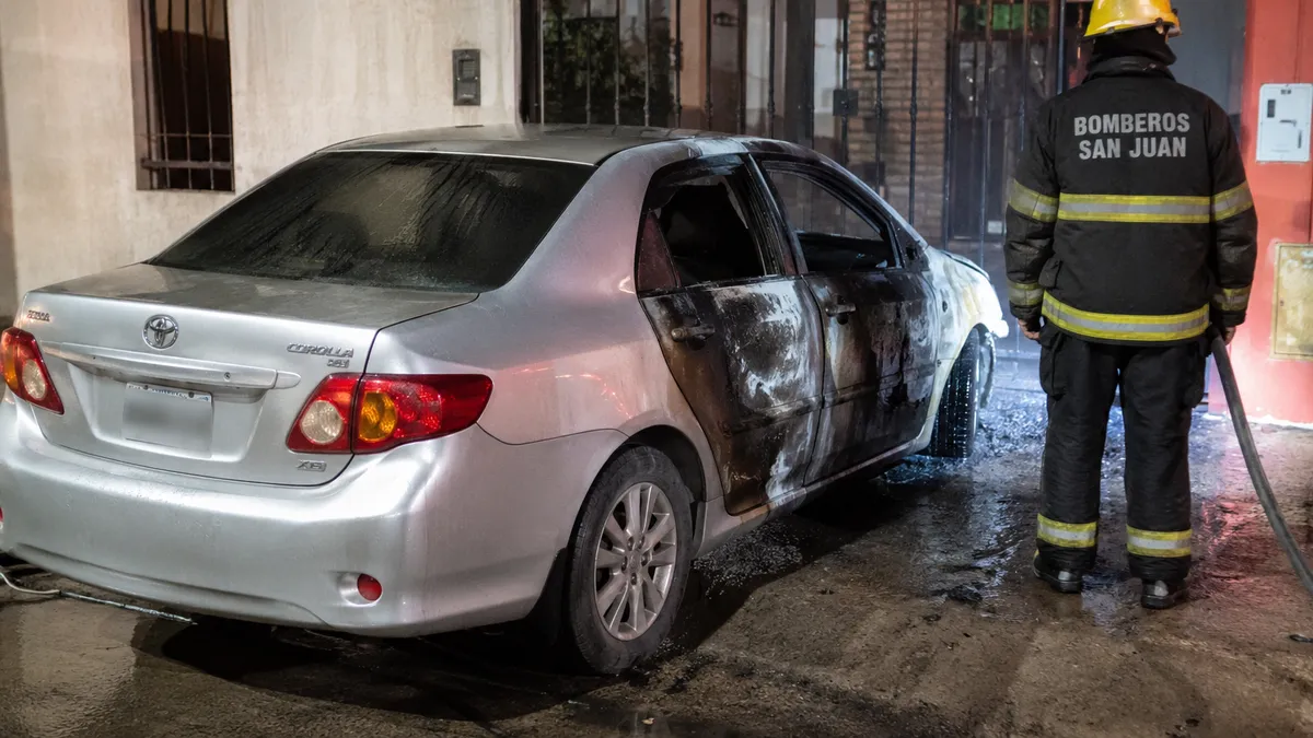 Incendiaron un Toyota Corolla frente a una vivienda en Rivadavia: investigan un ataque intencional