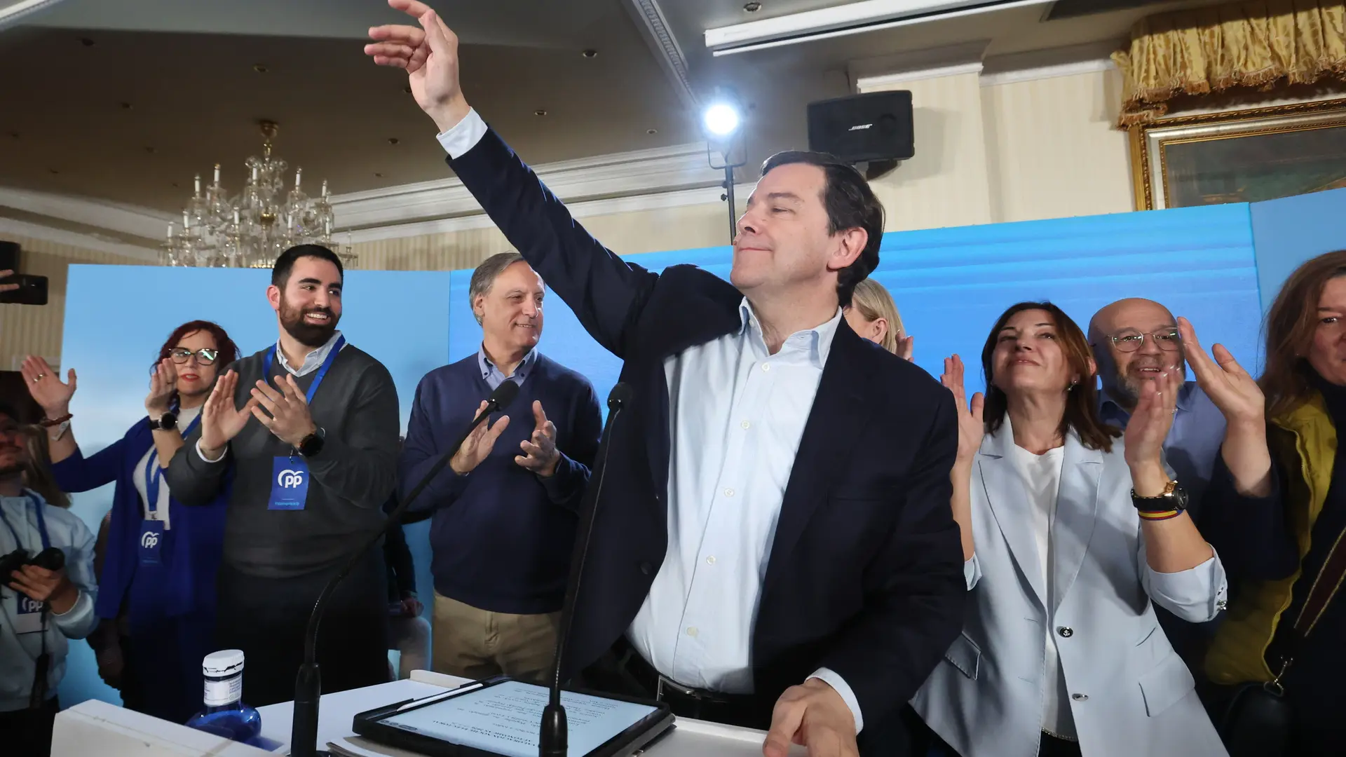 PP y Vox alcanzan un acuerdo para investir a Mañueco en Castilla y León y presentarán hoy el texto
