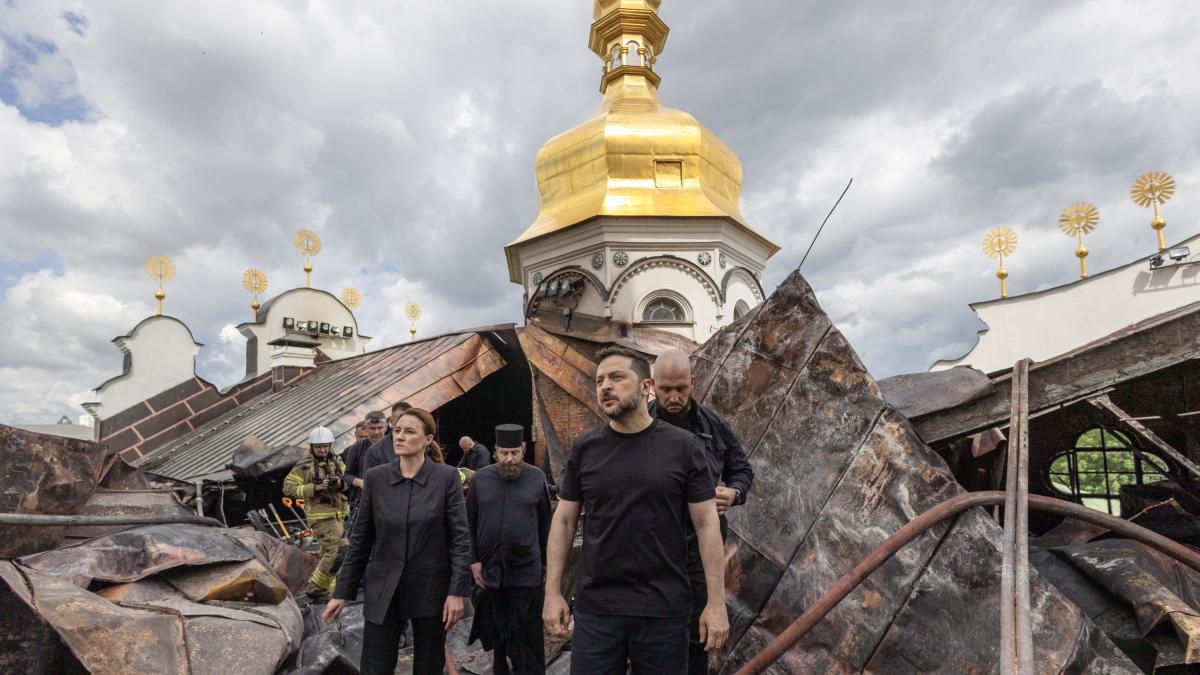 Ataque masivo ruso deja 11 muertos y destruye emblemática catedral en Kiev