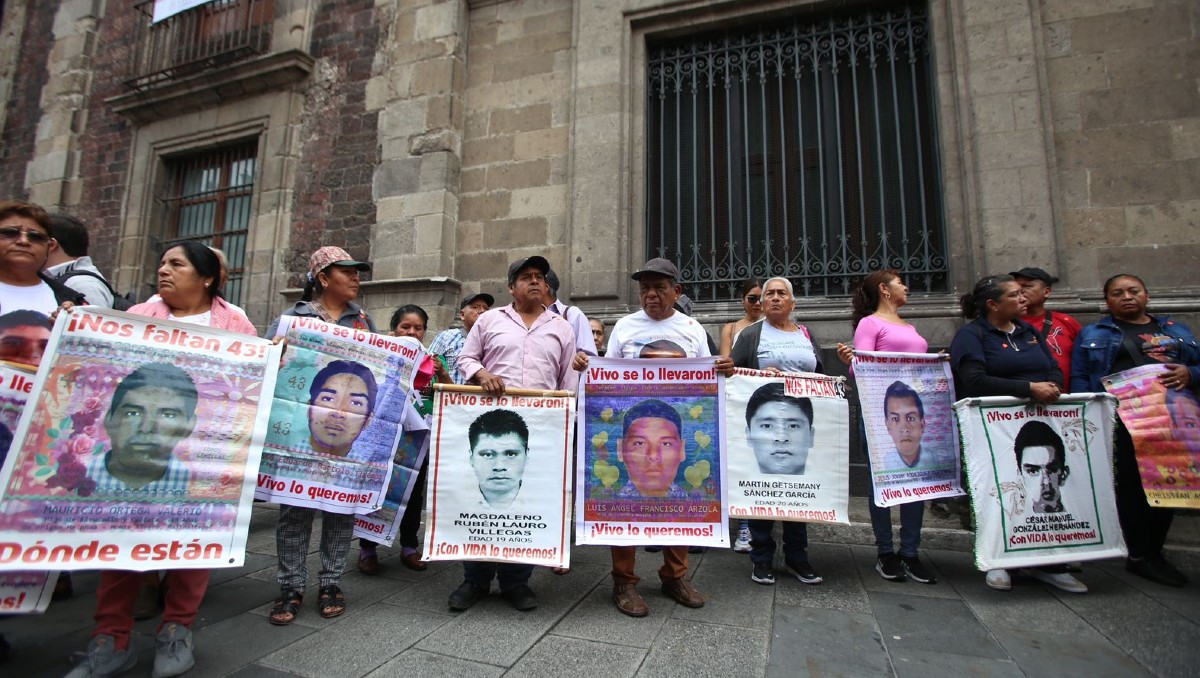 Padres de los 43 de Ayotzinapa acusan cerco policial durante protesta