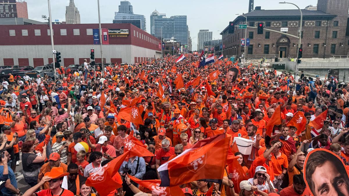 VIDEOS: ¡Impresionante ola naranja! Miles paralizan Kansas City con su icónico autobús en el Mundial