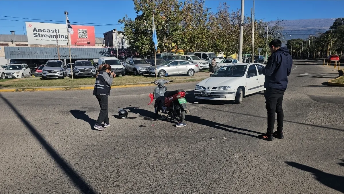 Dos motociclistas heridas tras chocar con un auto en la curva del ex Regimiento