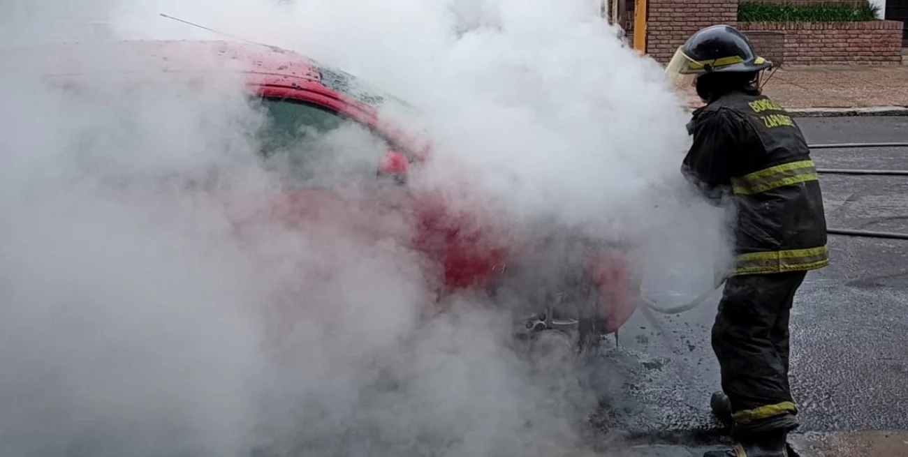 Se incendió un auto en barrio Constituyentes y los bomberos evitaron que las llamas se propagaran