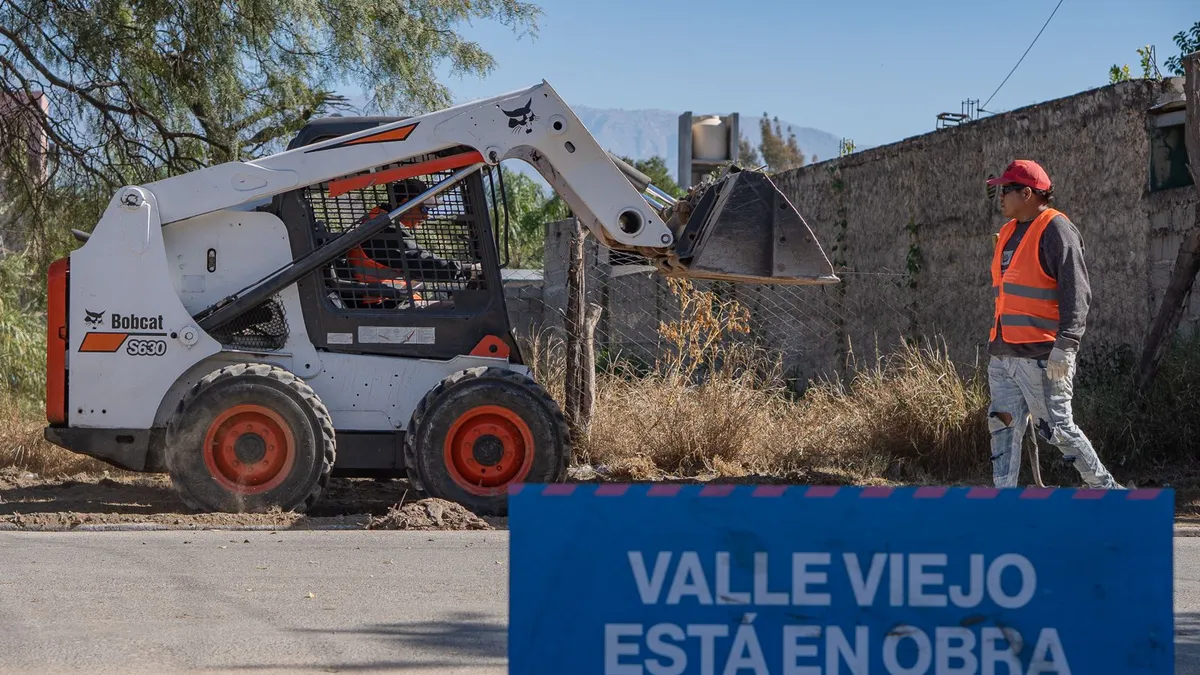 Valle Viejo ejecuta trabajos simultáneos en cuatro frentes de la red cloacal