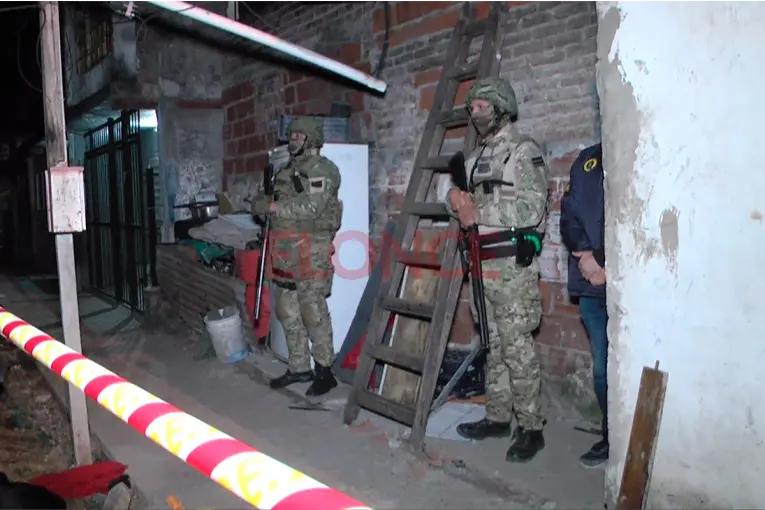 Allanaron la casa de los padres de un preso acusado de venta de drogas y secuestraron cocaína y marihuana