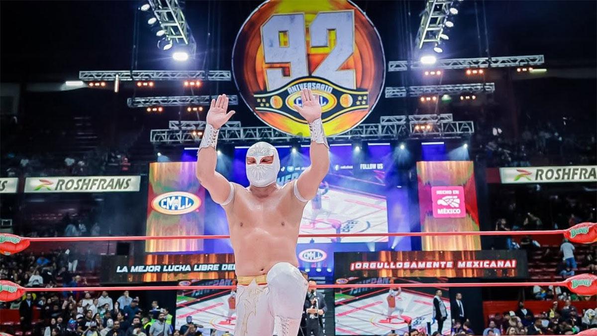 Místico reapareció con éxito en la Arena México tras lesión