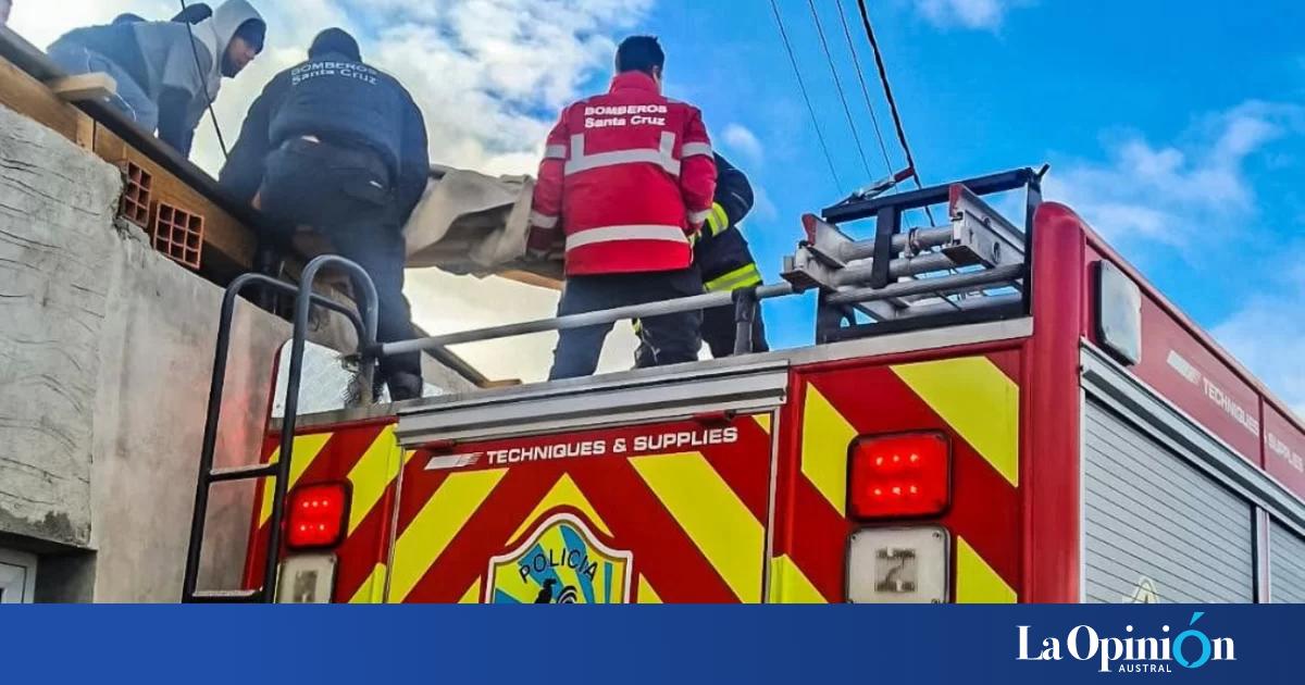 Perito Moreno: bomberos rescataron a un hombre descompensado en el techo de una vivienda