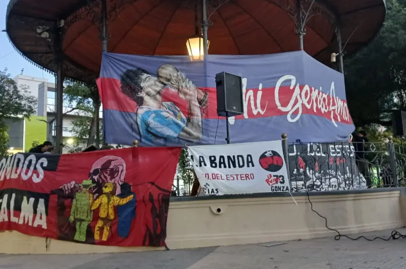 Fan&aacute;ticos santiague&ntilde;os despiden al Indio Solari en el centro de la ciudad