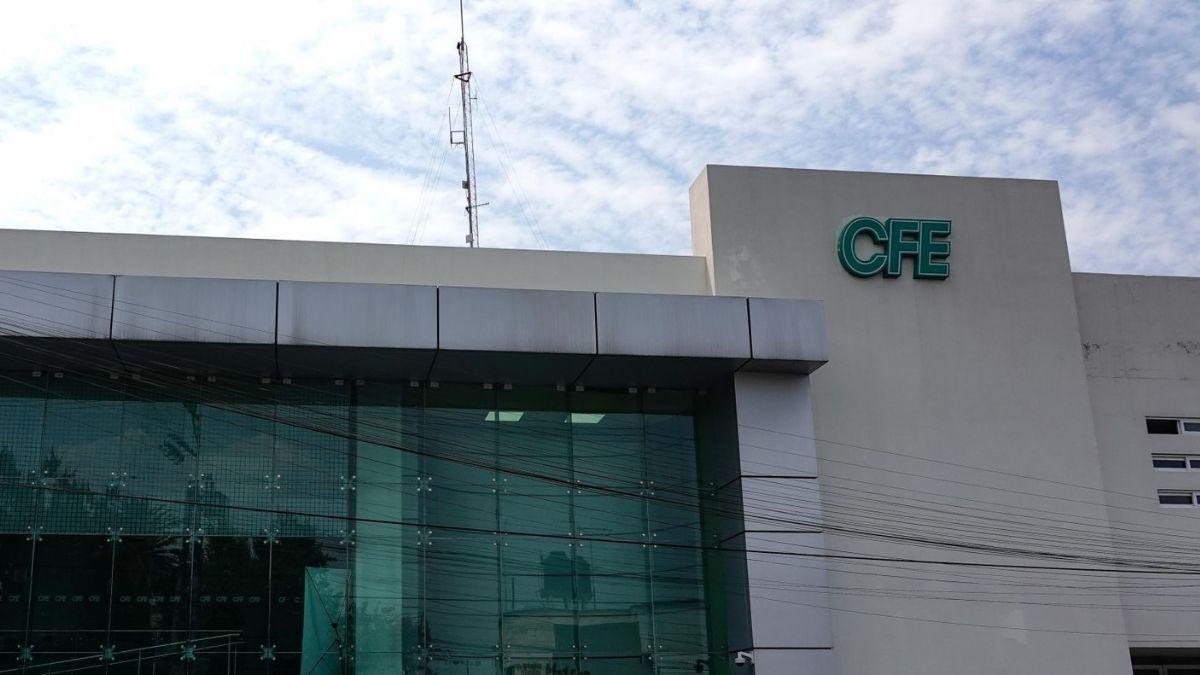 Jubilados de CFE protestan en aeropuerto por recorte a sus pensiones