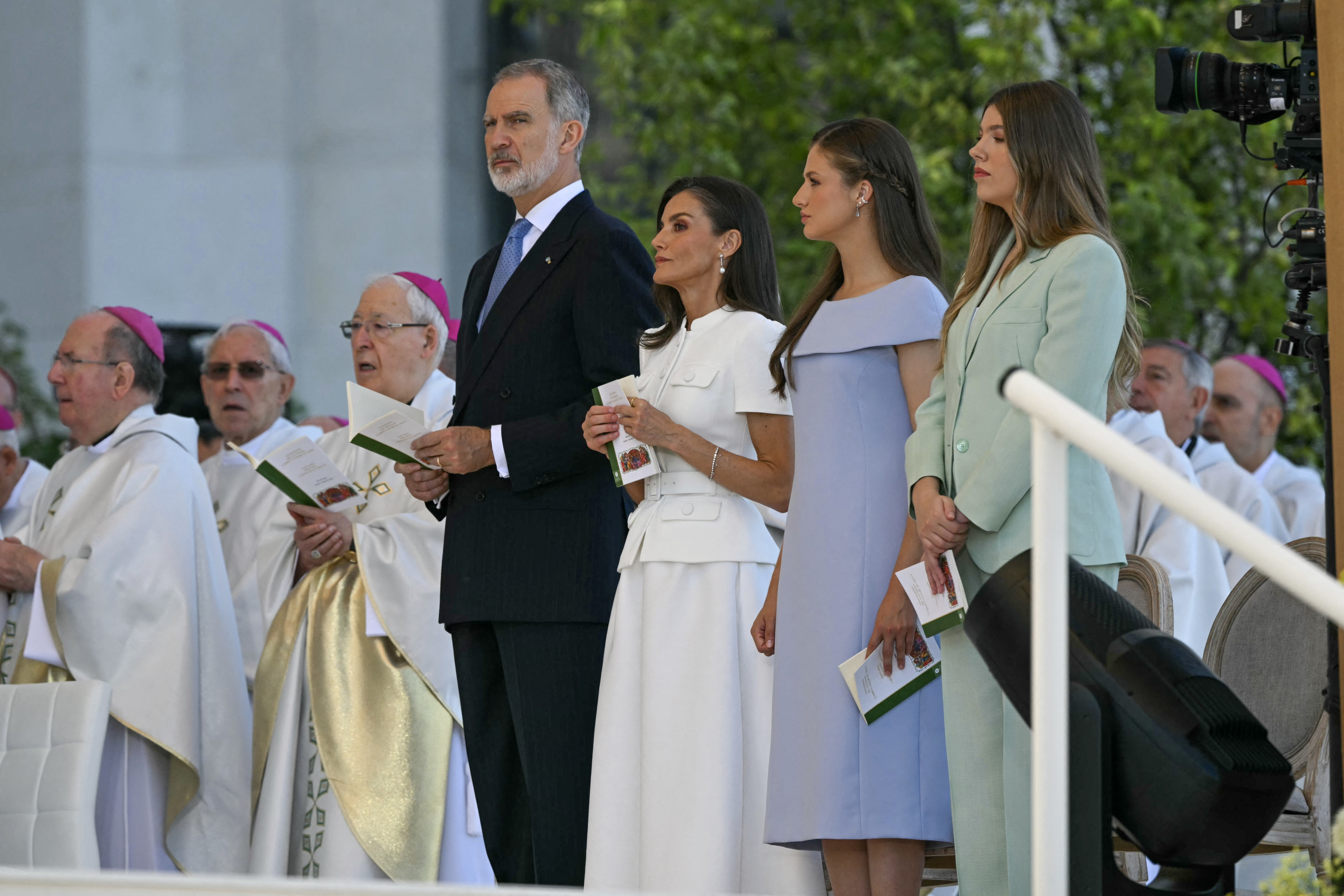 La Reina Letizia con un vestido trampantojo muy royal y la Princesa Leonor y la Infanta Sofía, coloridas y primaverales, en la Misa del Papa León XIV