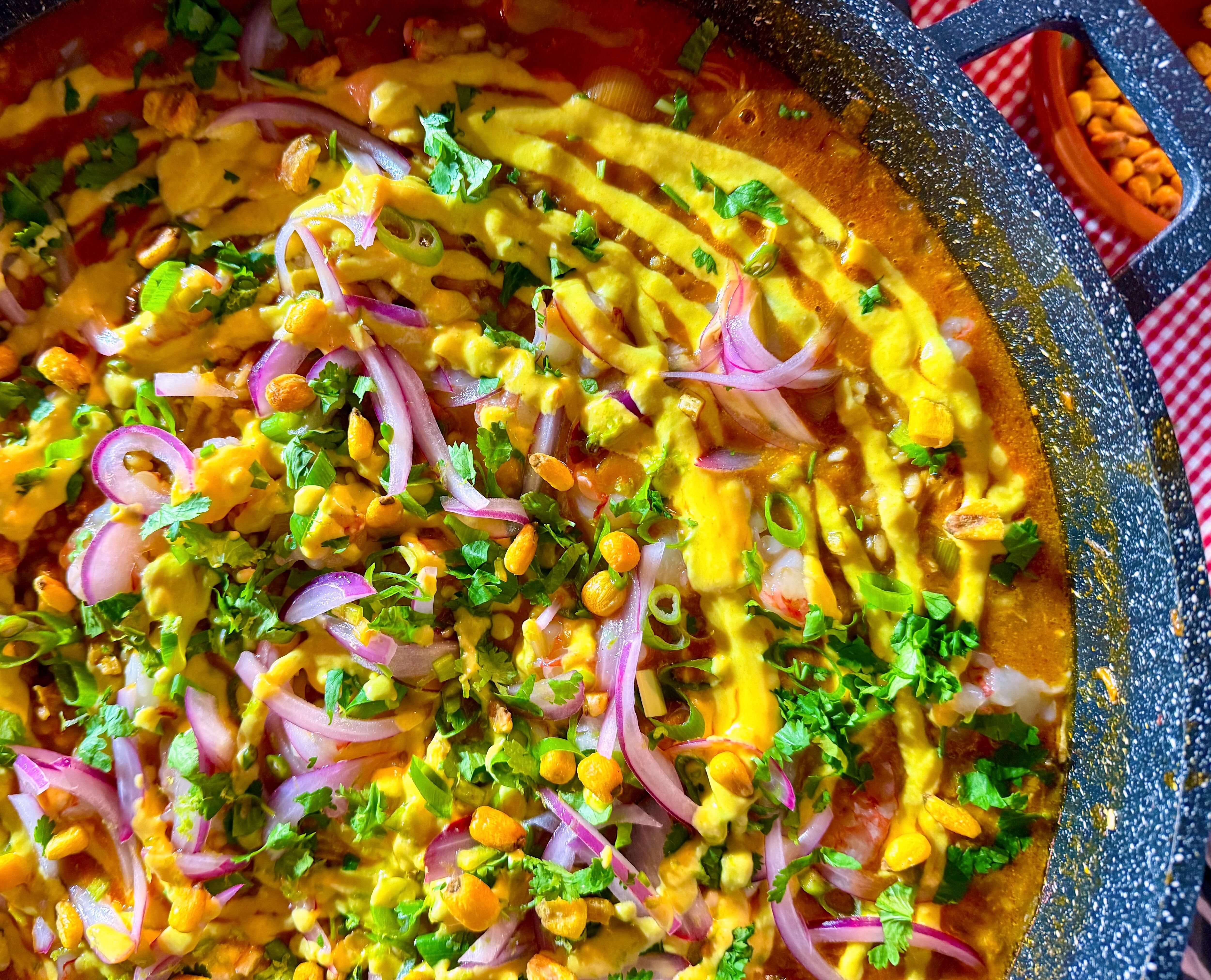 Arroz de pollo asado, salsa de ají y cebolla encurtida