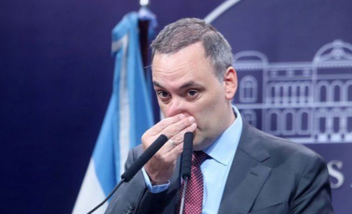 El Gobierno negocia apoyos para frenar la interpelación a Adorni