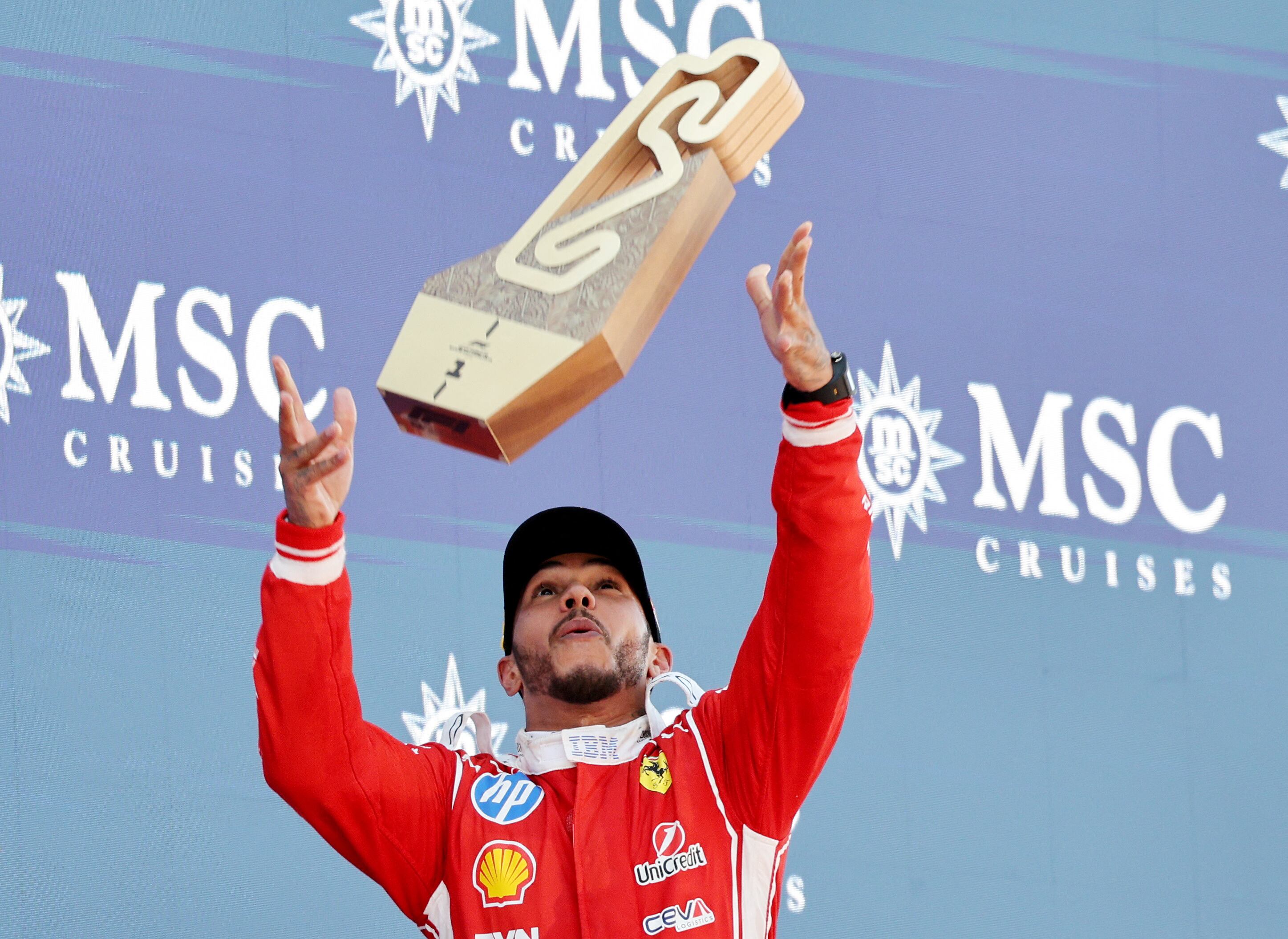 Montmeló asiste al renacimiento de Lewis Hamilton, que consigue su primera victoria en Ferrari