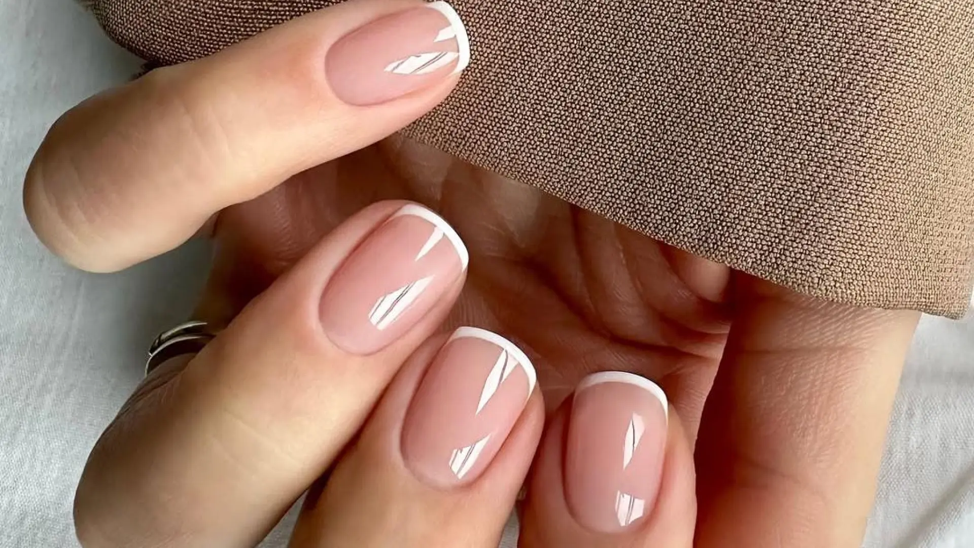 'Micro french': la manicura "invisible" inspirada en el lujo silencioso