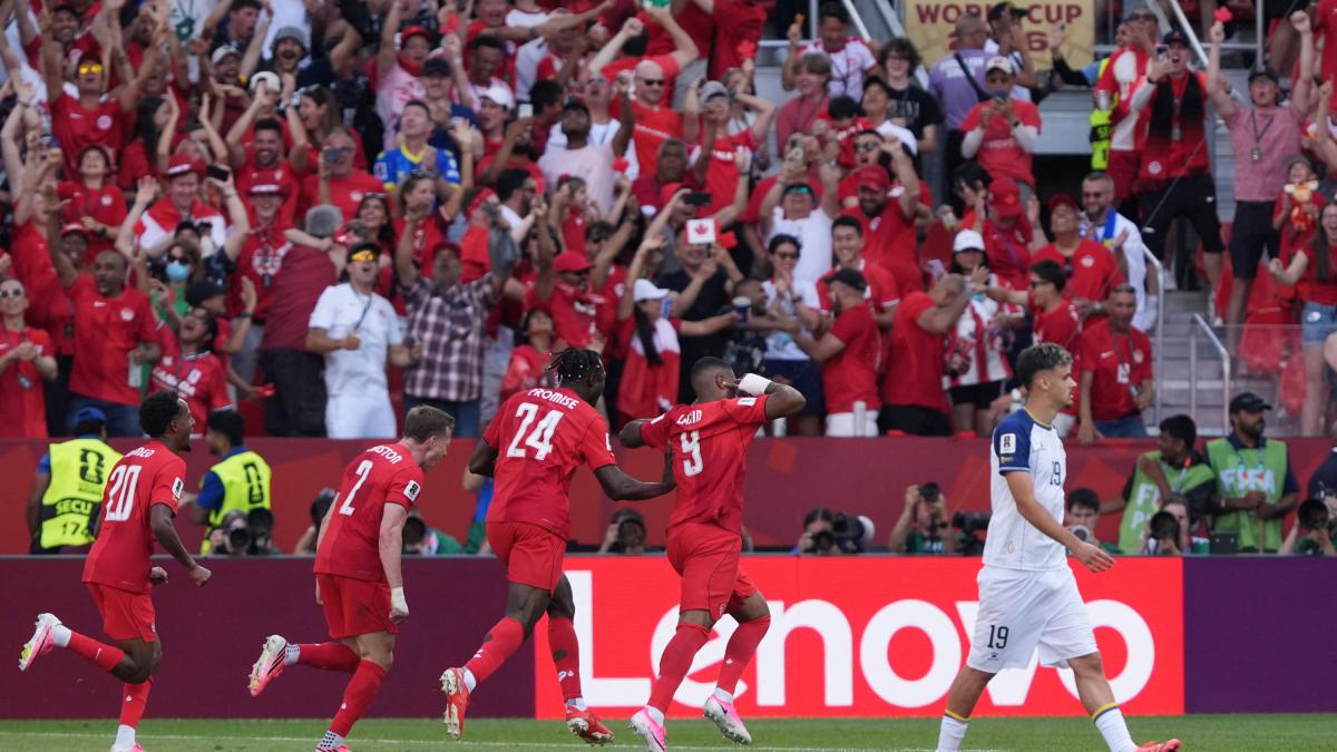Canadá logra su primer punto en un Mundial en un estadio que inició con asientos vacios