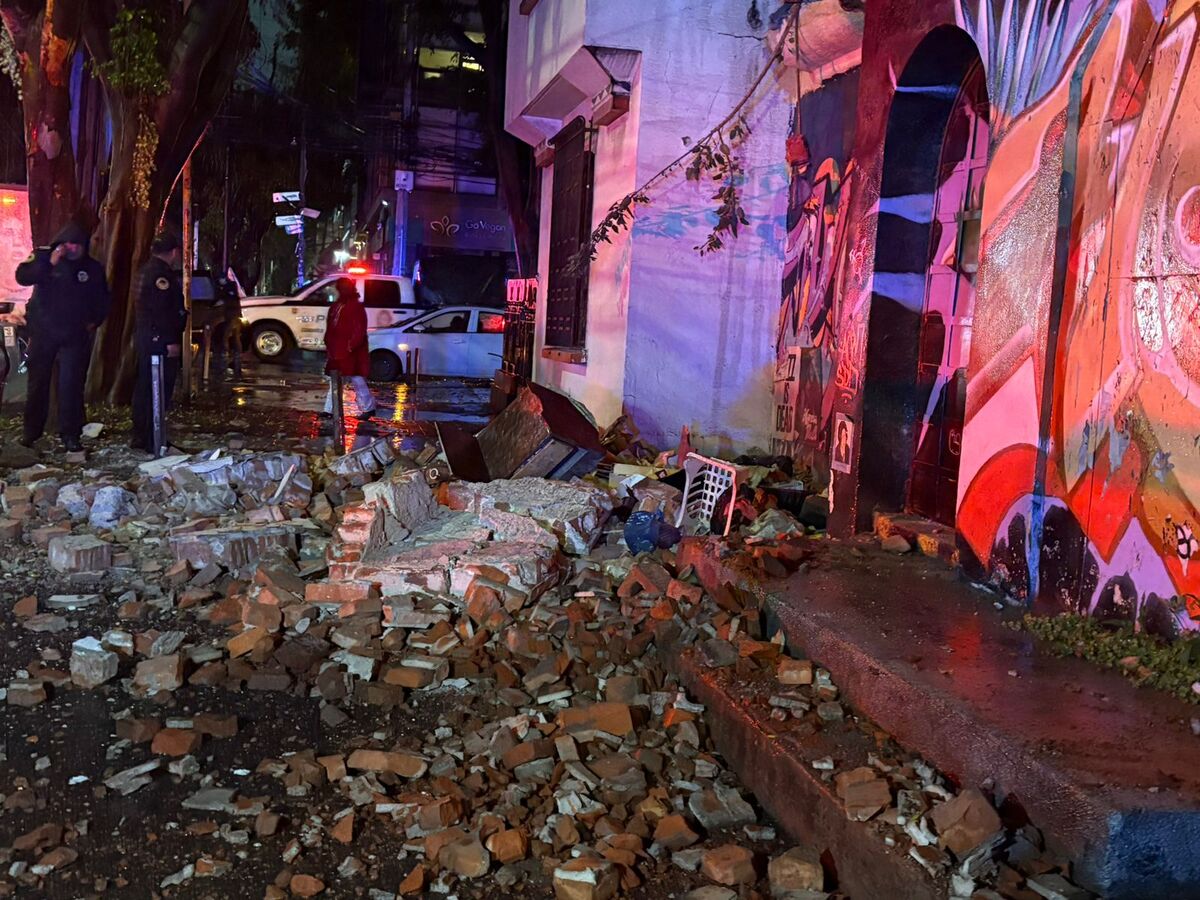 Lluvia provoca derrumbe en Cuauhtémoc; rescatan personas de escombros