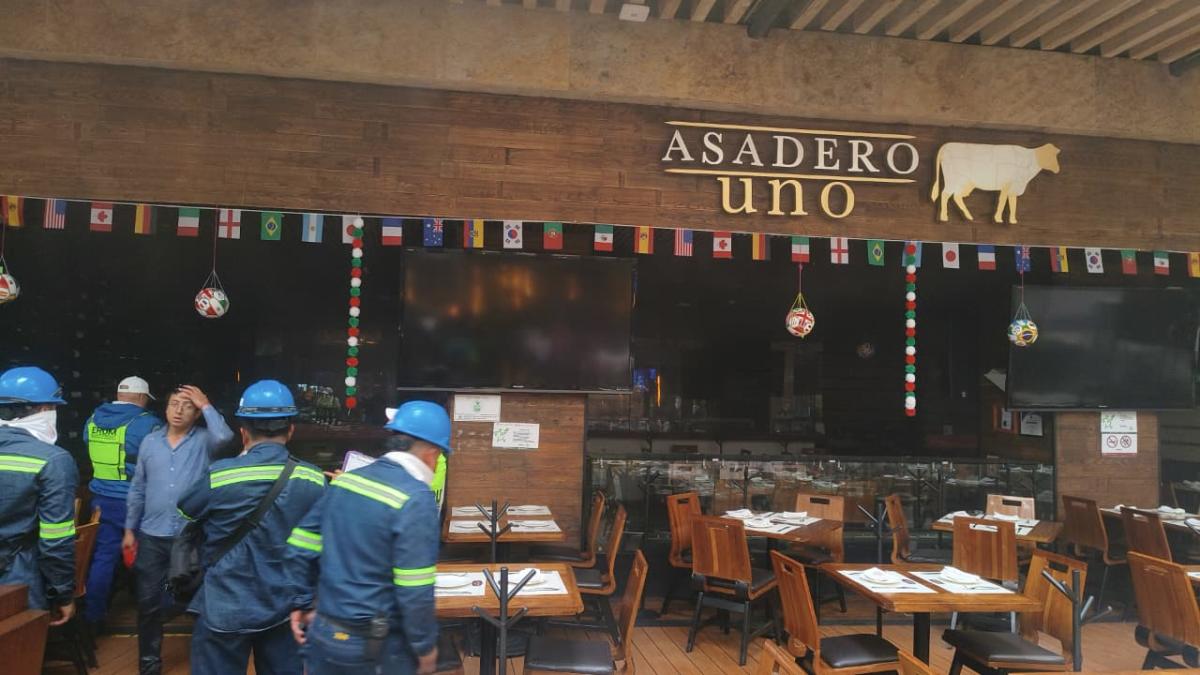 Incendio en restaurante de Santa Fe provoca el desalojo de 800 personas